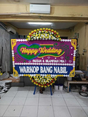 Papan Bunga di Pantai Mutiara